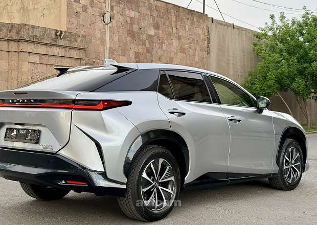 Lexus RZ 450e