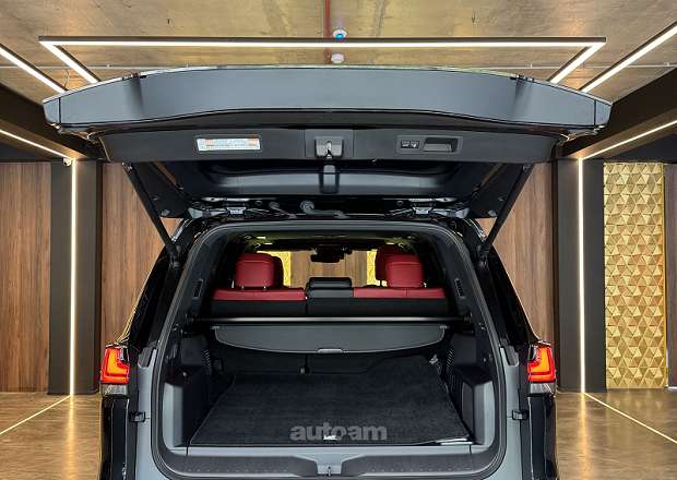 Lexus LX 700
