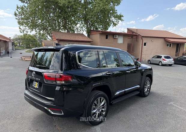 Toyota Land Cruiser 300