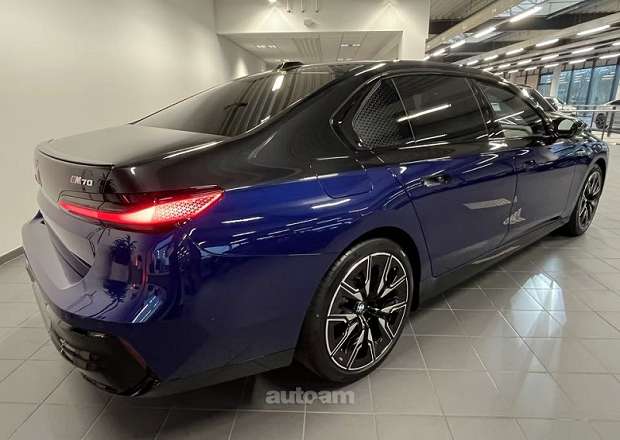 BMW i7