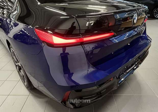 BMW i7