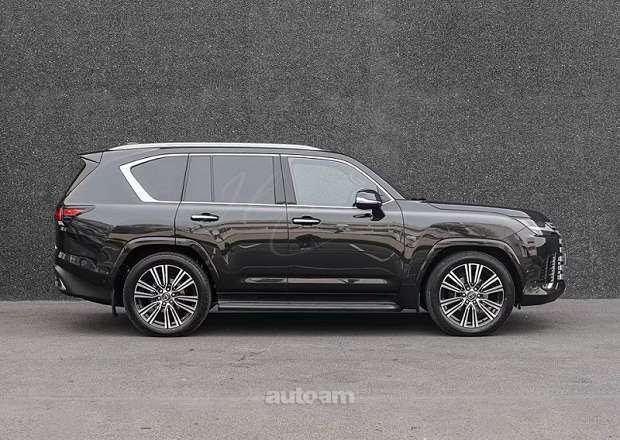 Lexus LX 700