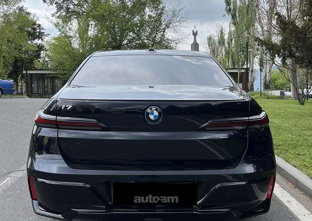 BMW i7