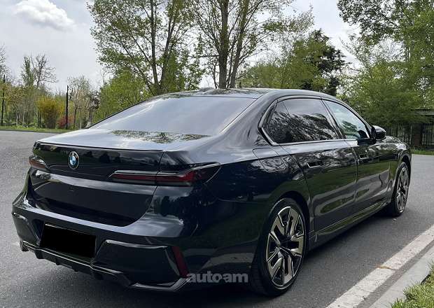BMW i7