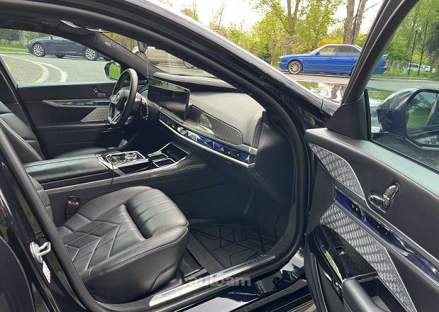 BMW i7