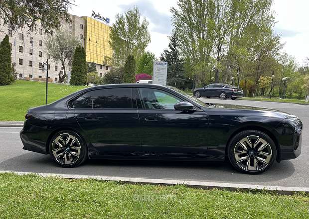 BMW i7