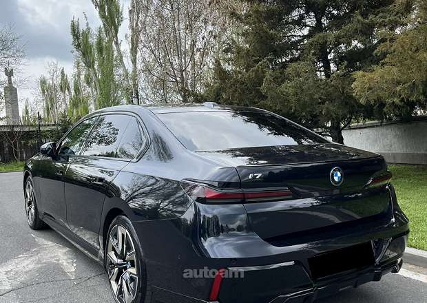 BMW i7