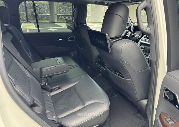 Toyota Land Cruiser 300