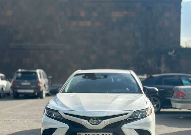 Toyota Camry 2018 — լուսանկար 2