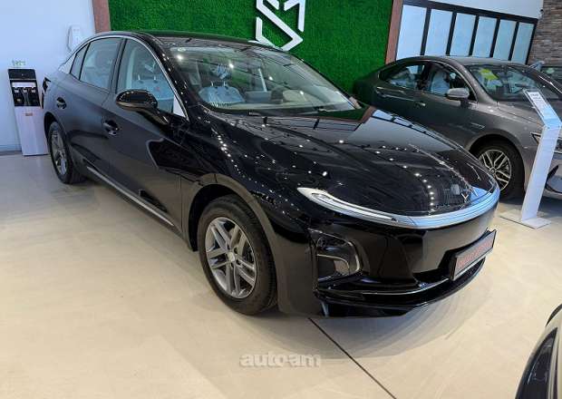Hongqi E-QM5