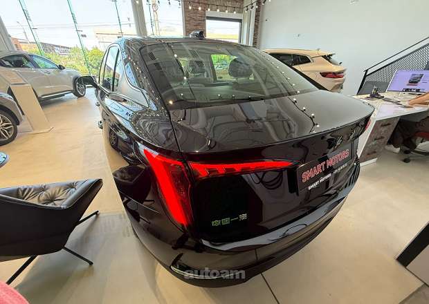 Hongqi E-QM5