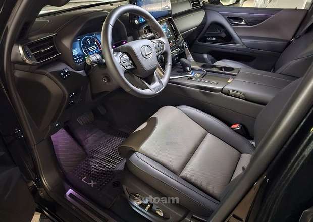 Lexus LX 700