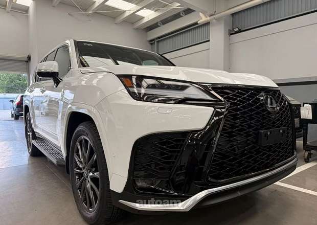 Lexus LX 700