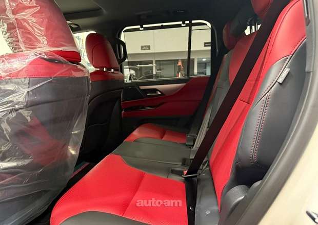 Lexus LX 700