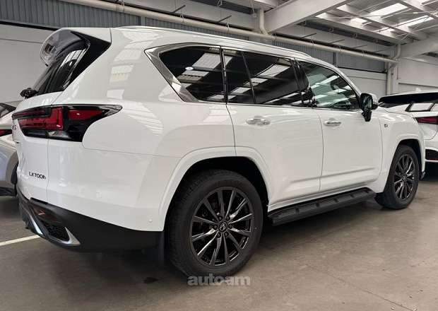 Lexus LX 700