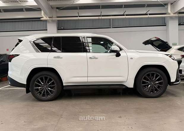Lexus LX 700