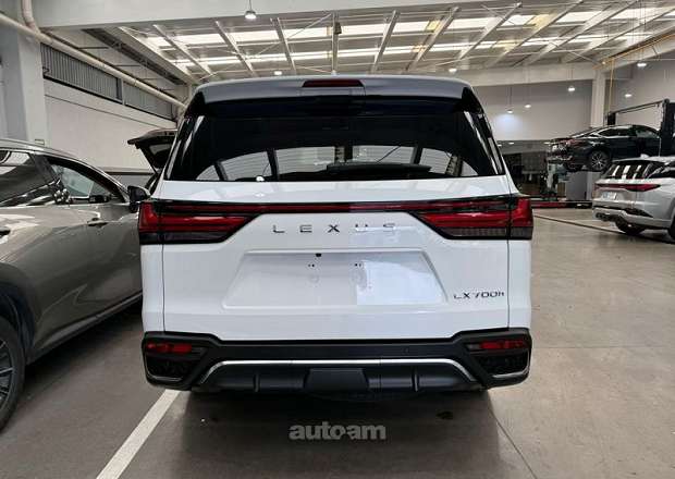Lexus LX 700