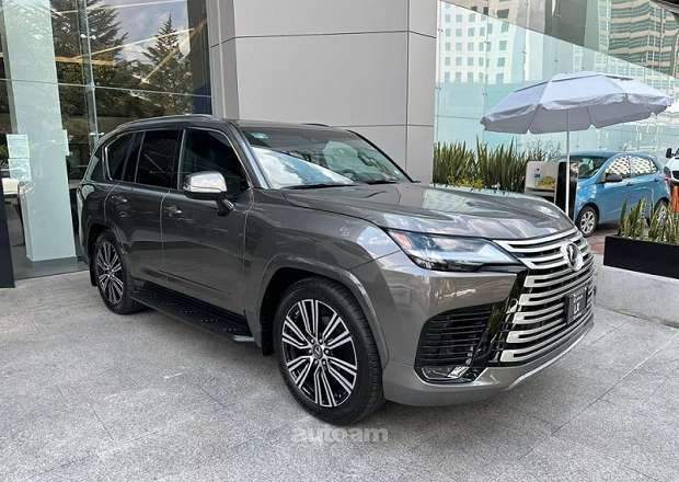 Lexus LX 700