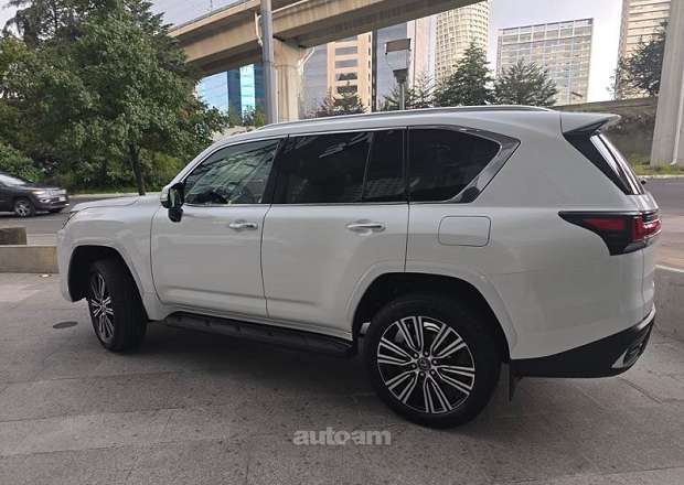 Lexus LX 700