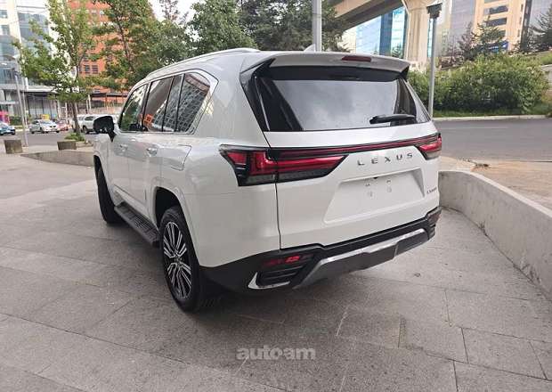 Lexus LX 700