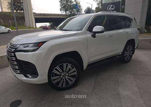 Lexus LX 700