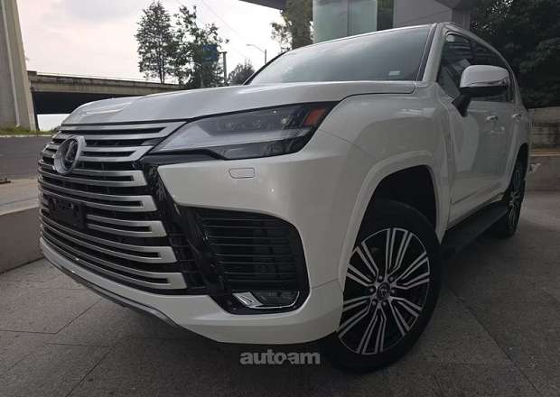 Lexus LX 700