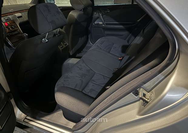 Mercedes-Benz E 230