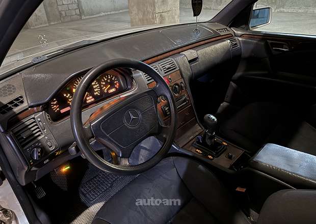 Mercedes-Benz E 230