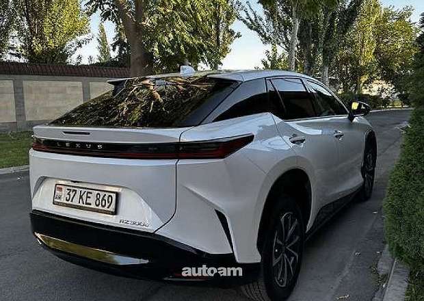 Lexus RZ 300