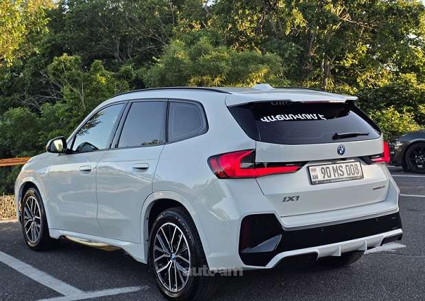 BMW iX1