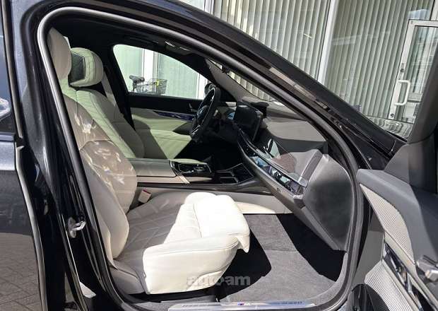 BMW i7