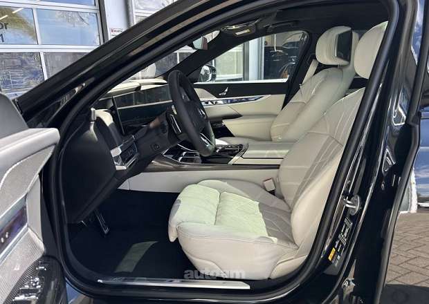 BMW i7