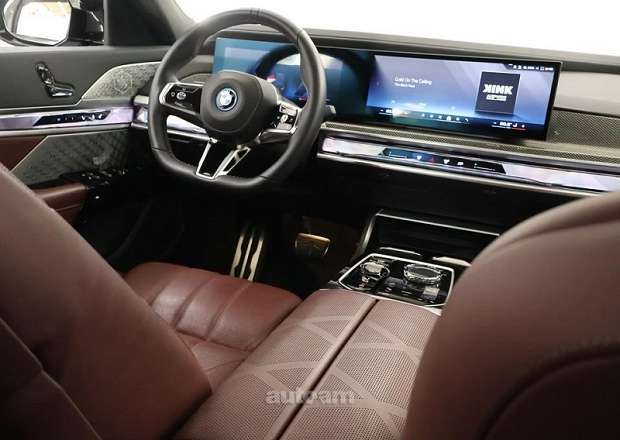 BMW i7