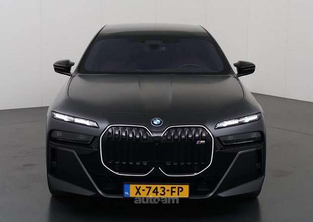 BMW i7