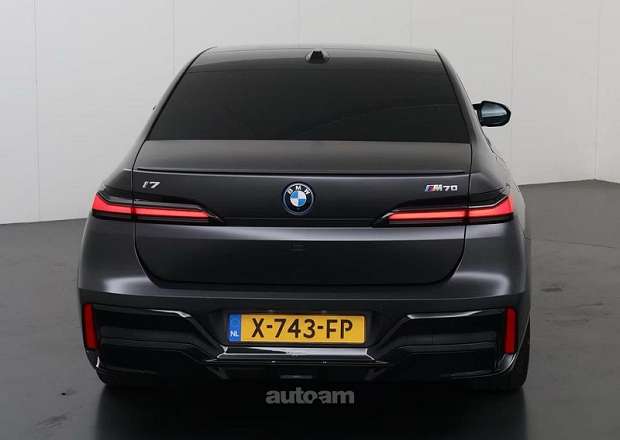 BMW i7