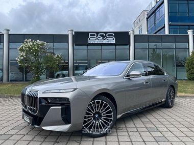 BMW 740  2025 