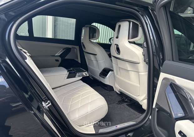 BMW i7