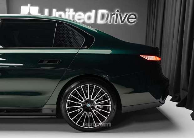 BMW i7