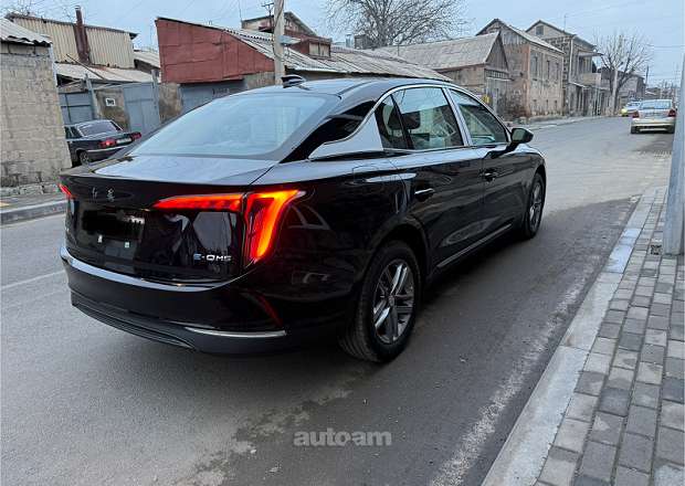 Hongqi E-QM5