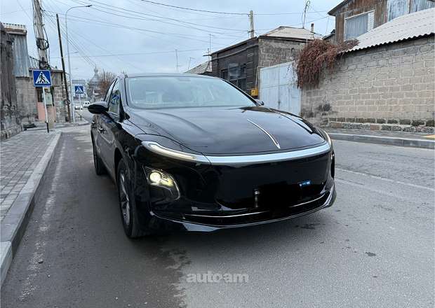 Hongqi E-QM5