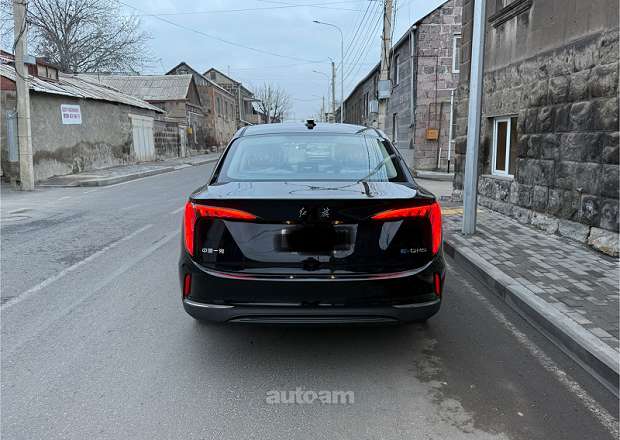 Hongqi E-QM5