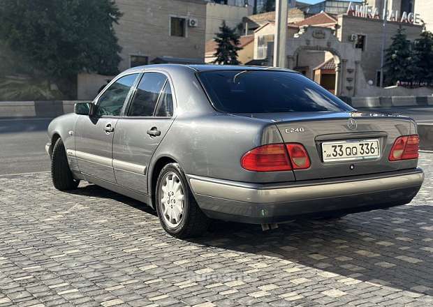 Mercedes-Benz E 240