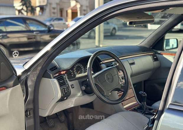 Mercedes-Benz E 240