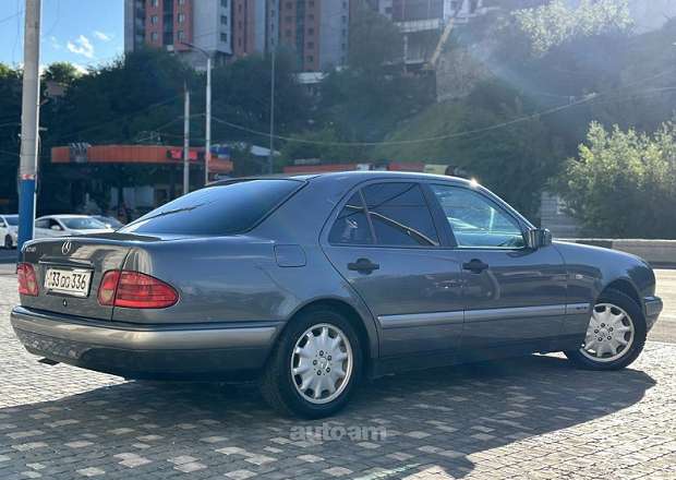 Mercedes-Benz E 240