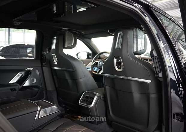 BMW i7