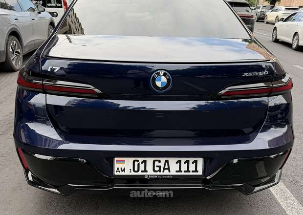 BMW i7