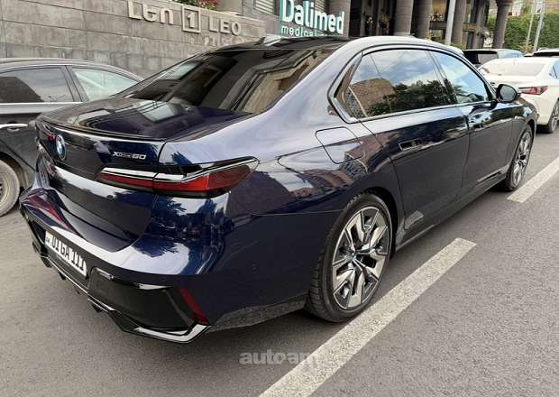 BMW i7