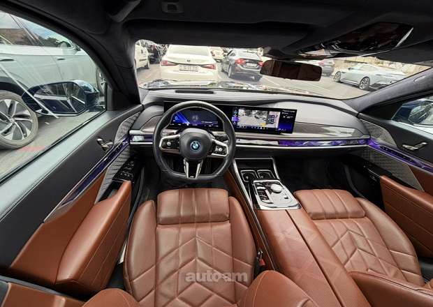 BMW i7