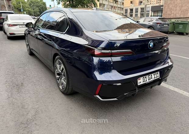 BMW i7