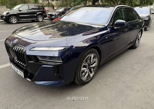 BMW i7